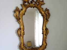 Spiegel im Ornamentrahmen